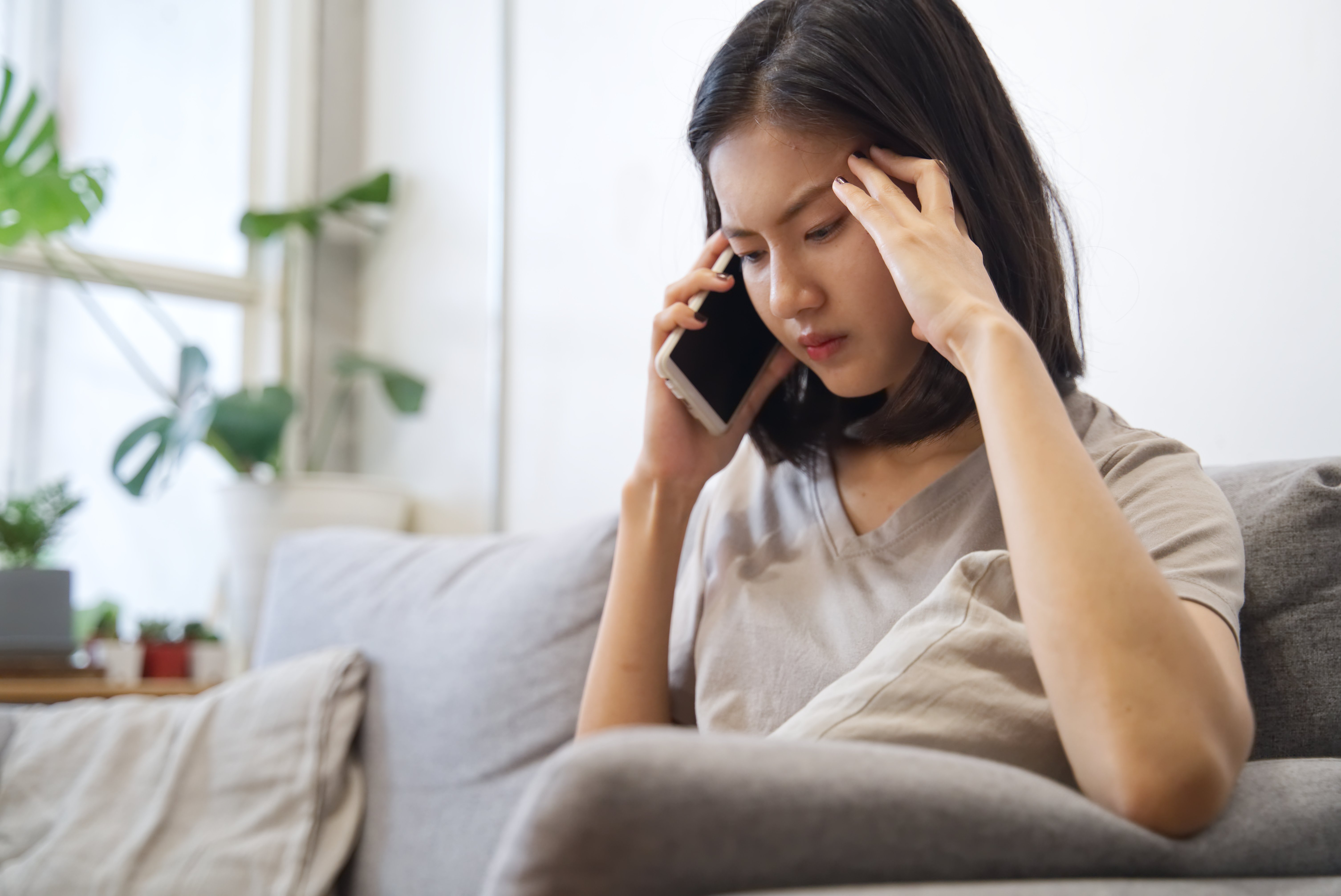 Woman-Frustrated-on-Cellphone-1